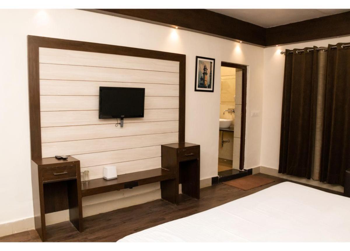 Ritumbhara Hotel & Resort Алвар Экстерьер фото